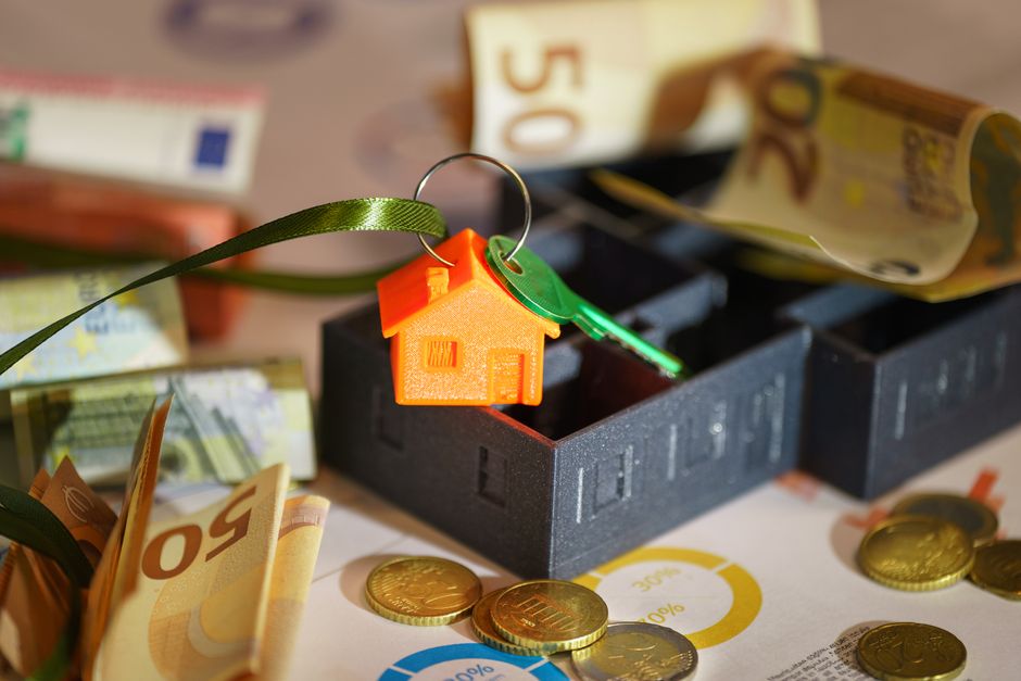 Fed Warsh, Gilead & Stock Picking: Economy Shifts in 2026 — Photo by Jakub Zerdzicki on Pexels