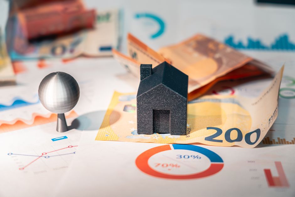 VGT vs QQQ, Tech Selloff & Fed Actions: July 2026 Market Brief — Photo by Jakub Zerdzicki on Pexels
