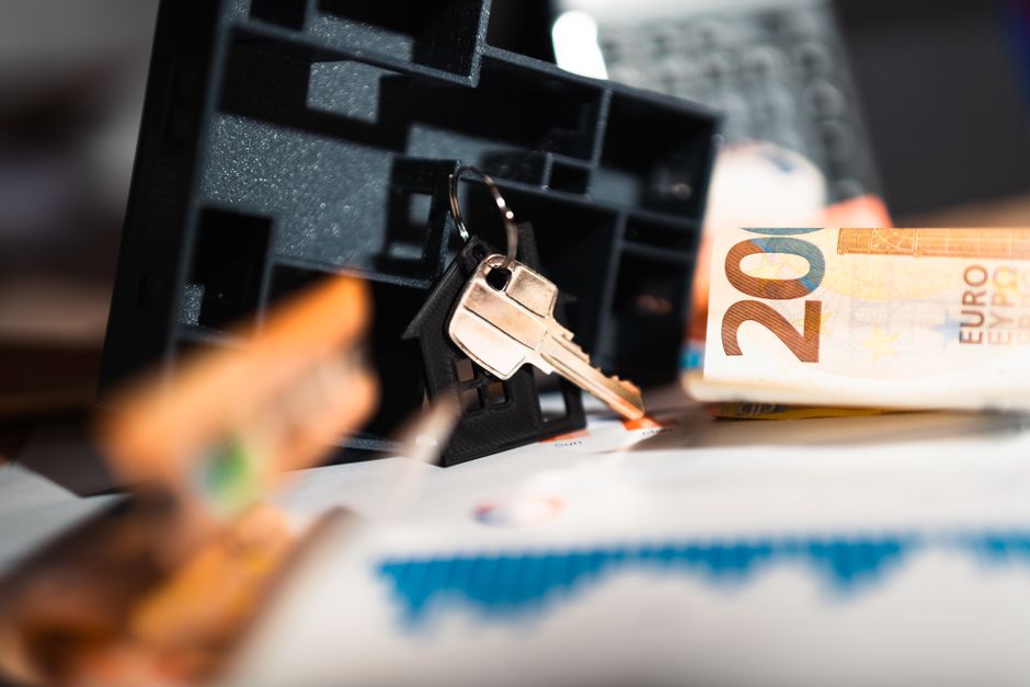 Dollar-Cost Averaging Explained: Pros, Cons & How It Works — Photo by Jakub Zerdzicki on Pexels