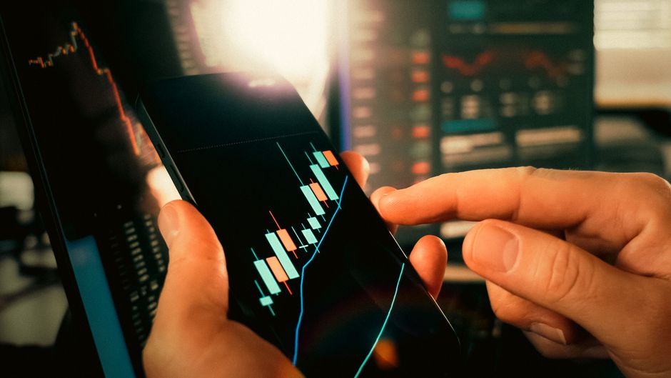 Fed Valuation Warning, Record ETF Inflows & Top S&P 500 Dividend — September 2026 — Photo by Jakub Zerdzicki on Pexels