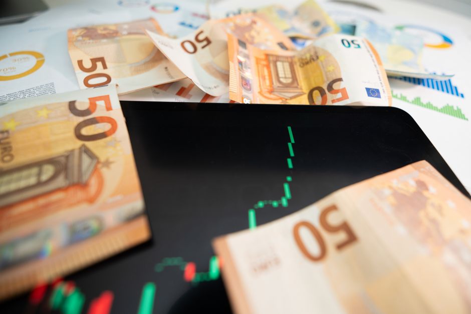 Healthcare Beats S&P 500, AI Stocks Surge & Shopify Drops in 2026 — Photo by Jakub Zerdzicki on Pexels