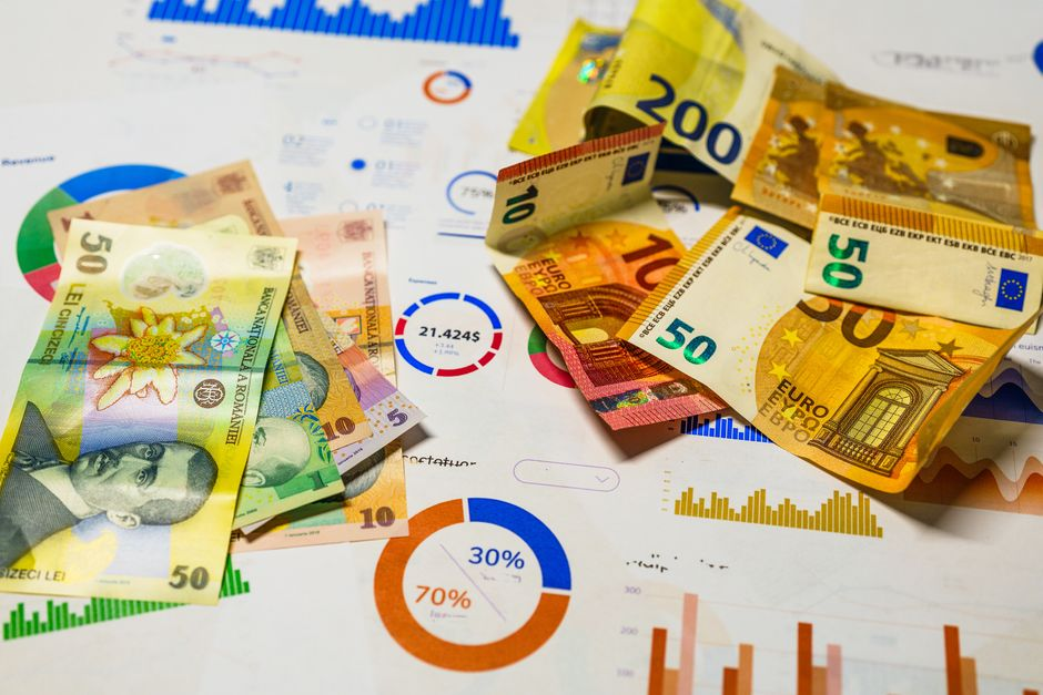 Jobs Miss, Energy Surge & Fed Actions: Economy Outlook 2026 — Photo by Jakub Zerdzicki on Pexels